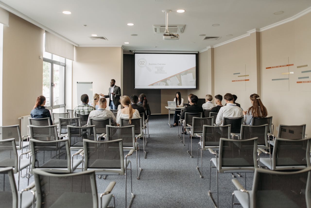 Treinamentos internos: como utilizar auditórios e salas de reunião para capacitar sua equipe