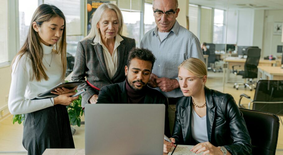 Gestão de equipes multigeracionais: como integrar diferentes perfis no mesmo time